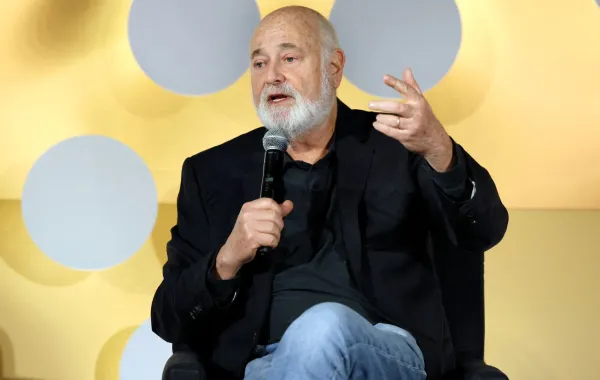 روب راينر في مسرح تي سي إل الصيني في هوليوود، كاليفورنيا (Rob Reiner at TCL Chinese Theatre in Hollywood, California). مصدر الصورة: Jesse Grant/Getty Images for TCM/AFP