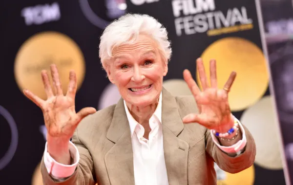 غلين كلوز Glenn Close تضع بصماتها على ممر المشاهير - مصدر الصورة Chris Delmas / AFP
