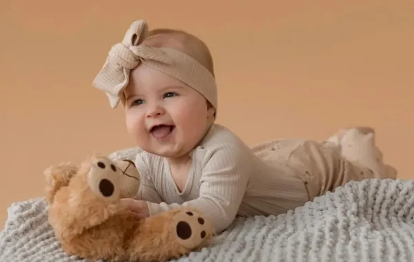 صورة لرضيع منقلب على بطنه