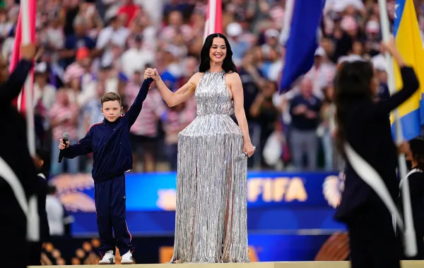 كاتي بيري Katy Perry مع تيوس لوك Tius Luk في افتتاح كأس العالم 2026 (مصدر الصورة  Europa Press Sports/Europa Press via Getty Images)