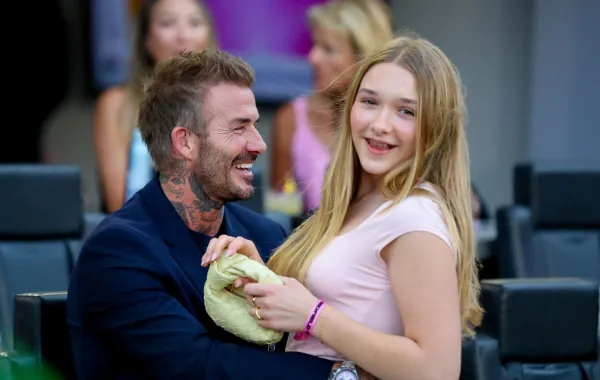 ديفيد بيكهام مع ابنته هاربر في ملعب تشيس في فورت لودرديل، فلوريدا (David Beckham with his daughter Harper at Chase Stadium in Fort Lauderdale, Florida). مصدر الصورة: Chris ARJOON / AFP