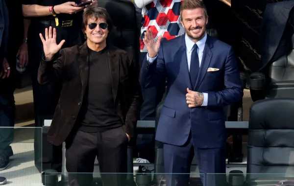 ديفيد بيكهام David Beckham وتوم كروز Tom Cruise في النباراة الافتتاحية للولايات المتحدة الأمريكية بكأس العالم 2026. مصدر الصورة: Allen J. Schaben / Los Angeles Times via Getty Images