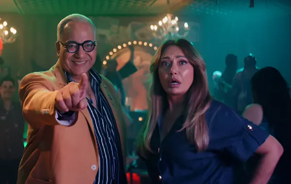ليلى علوي وبيومي فؤاد- الصورة من شاشة عرض برومو فيلم ابن مين فيهم؟