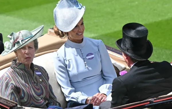 الأميرة آن Princess Anne وهاريت سبيرلينغ Harriet Sperling في سباق رويال أسكوت. مصدر الصورة: JUSTIN TALLIS / AFP