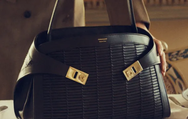 Ferragamo Hug Bag Soft..حقيبة كلاسيكية لصيف 2026 