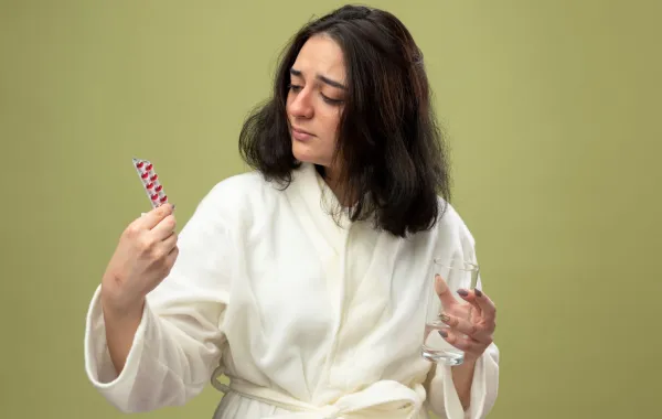 صورة لسيدة تأخذ مكمل حمض الفوليك
