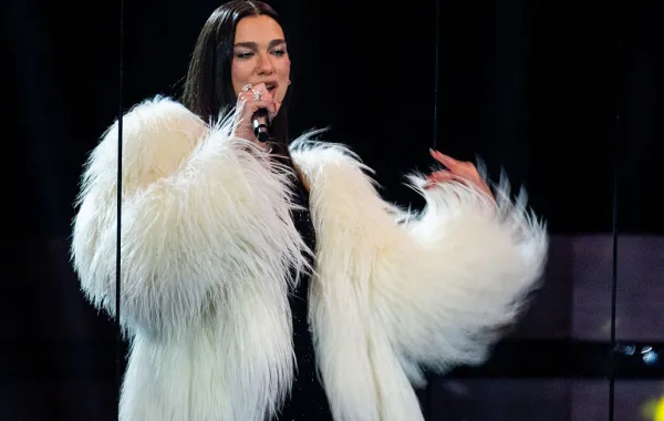 النجمة دوا ليبا Dua Lipa- (مصدر الصورة Shirlaine Forrest/Redferns)