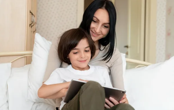 صورة أم تروي قصة لطفلها