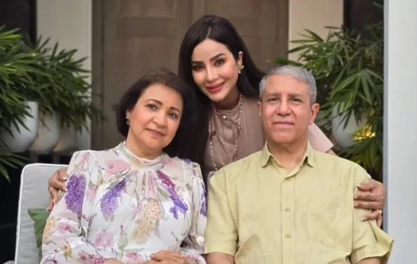 لجين عمران مع والدها ووالدتها. الصورة من حسابها على إنستغرام