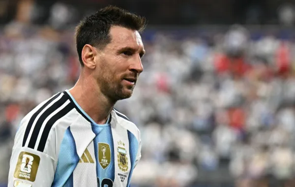 ليونيل ميسي في ملعب دالاس في أرلينغتون (Lionel Messi at the Dallas Stadium in Arlington). مصدر الصورة: Paul ELLIS / AFP