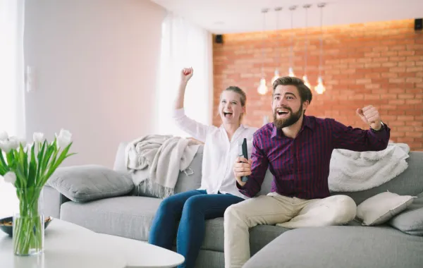 زوجان يشجعان مبارايات كأس العالم ويقضيان وقتاً ممتعاً
