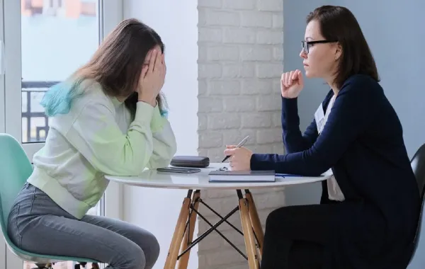 صورة لطفلة مراهقة تعاني من الاكتئاب