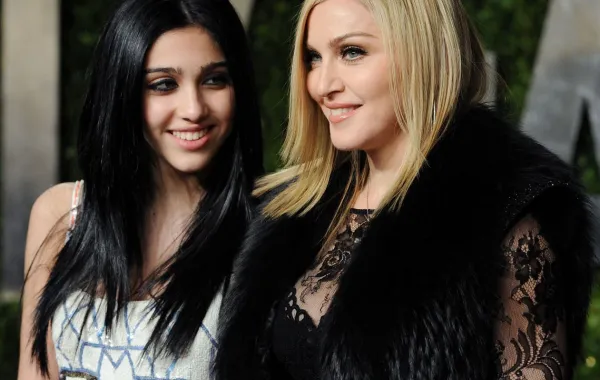 مادونا وابنتها لوردس ليون في ويست هوليود، كاليفورنيا ( Madonna and daughter Lourdes Leon in West Hollywood, California). مصدر الصورة: Jon Kopaloff/FilmMagic