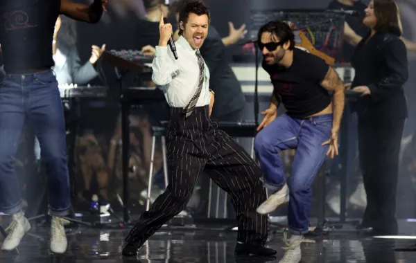 هاري ستايلز Harry Styles في حفل توزيع جوائز بريت 2026. مصدر الصورة: Adrian Dennis / AFP