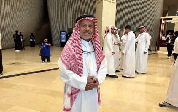 الفنان عبد العزيز المبدل - تصوير زكية البلوشي