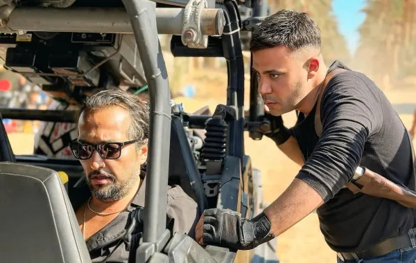 محمد إمام برفقة المخرج حسين المنباوي في كواليس صقر وكناريا -  الصورة من صفحته على إنستغرام