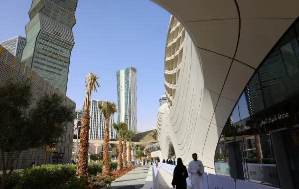  المملكة أحرزت أداءً إيجابيًا في جميع المحاور الرئيسة في تقرير الكتاب السنوي للتنافسية العالمية 2026 (مصدر الصورة: Photo by FAYEZ NURELDINE / AFP)