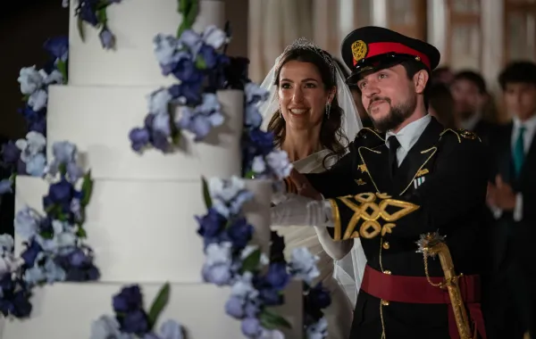ولي عهد الأردن الأمير الحسين بن عبدالله الثاني وزوجته الأميرة رجوة الحسين (مصدر الصورة  Jordan Pix/Getty Images)