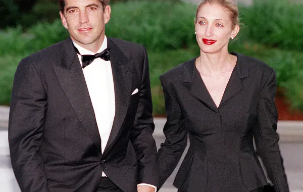 جون إف كينيدي الابن وزوجته كارولين بيسيت  John F. Kennedy Jr. and Carolyn Bessette في بوسطن مايو 1999 (مصدر الصورة :Photo by Justin Ide)