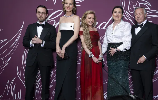 من اليمين إلى اليسار: Karl-Friedrich Scheufele ،و Christine Scheufele، و Caroline Scheufele، و Eva Herzigova، و Karl-Fritz