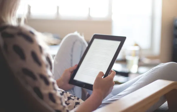 فتاة تقرأ كتاباً إلكترونياً