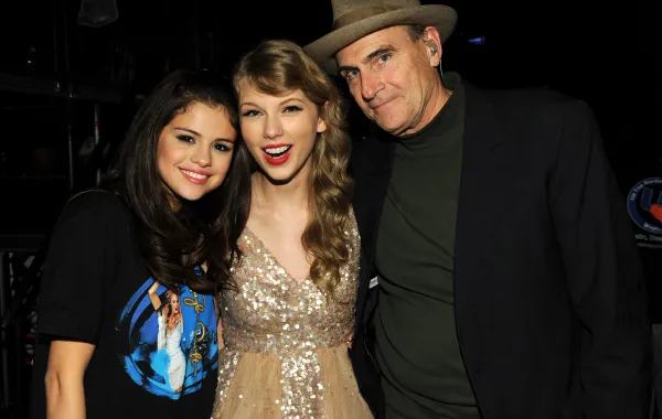 سيلينا غوميز (Selena Gomez)  وتايلور سويفت (Taylor Swift) في صورة من العام 2011 - Photo by Larry Busacca / GETTY IMAGES NORTH AMERICA / Getty Images via AFP