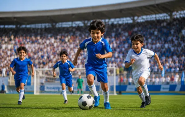 صورة لأطفال يلعبون كرة القدم في الملعب