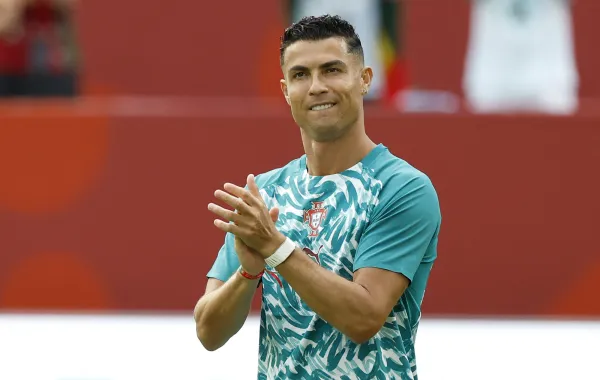 كريستيانو رونالدو، يحيي الجماهير قبل مباراة دور الـ32 من كأس العالم 2026 بين البرتغال وكرواتيا - Photo by Kamil Krzaczynski / AFP