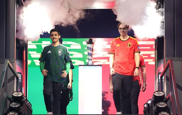 اللاعب السعودي يزيد عبدالله "Kiileerrz" والبلجيكي تريستان سويز "Atow." خلال منافسات ربع نهائي كأس العالم (FIFAe) للعبة "روكيت ليج" في الرياض - مصدر الصورة: Shane Anthony Sinclair / Getty Images