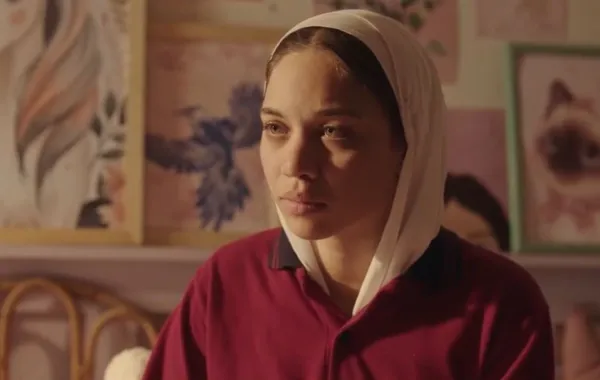 جيدا منصور في مسلسل أندر إيدج - الصورة سكرين شوت من شاشة عرض المسلسل