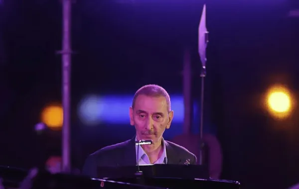 زياد الرحباني يحيي حفلاً موسيقياً ضمن فعاليات مهرجان أعياد بيروت 2019 على الواجهة البحرية في العاصمة اللبنانية Ziad Rahbani performs during the Beirut Holidays 2019 Festival at the waterfront in the Lebanese capital. مصدر الصورة: JOSEPH EID / AFP