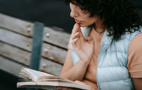 فتاة تقرأ كتابًا 
