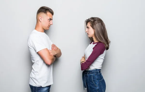 زوجة تتعامل بحزم مع زوجها وهو متضايق من ذلك