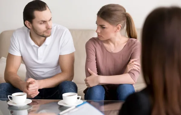 زوج يحاول الحديث مع زوجته مسترجعاً حواراتهما الطويلة سابقاً