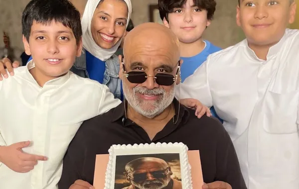 داود حسين يحمل كعكة بصورته شخصيته التي يجسدها في مسلسل قانون عبد القادر- الصورة من حسابه على الانستغرام