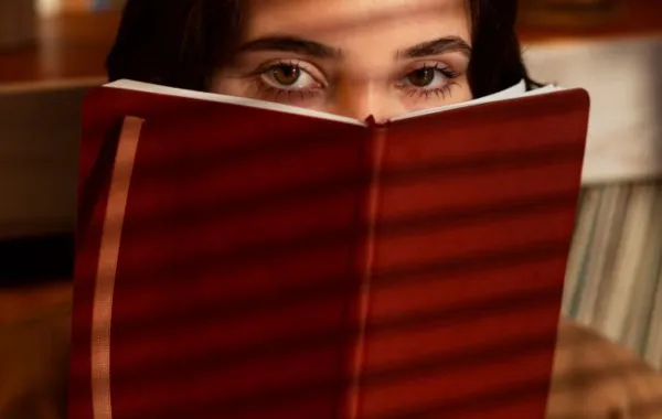 فتاة تقرأ رواية تشويق وإثارة