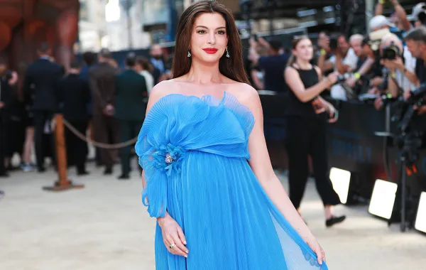 النجمة أن هاثواي Anne Hathaway- (مصدر الصورة Grant Buchanan/Dave Benett/WireImage)