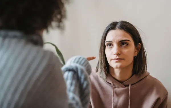 شابة تتحدث بفجاجة وتتهم زميلتها