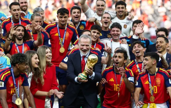 الملك فيليب السادس بجانب الأميرة إليونور والأميرة صوفيا في نهائي بطولة كأس العالم 2026. مصدر الصورة: FRANCK FIFE / AFP