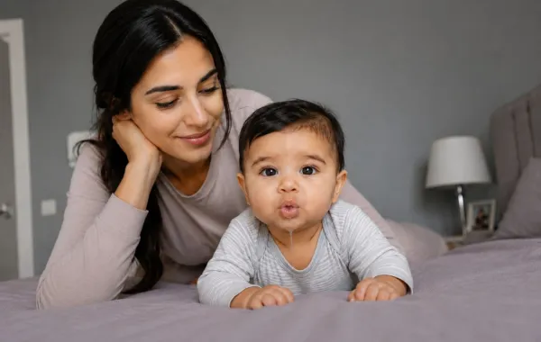 صورة لرضيع ينفخ وينفث اللعاب من فمه
