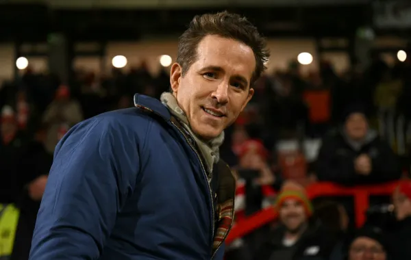ريان رينولدز Ryan Reynolds في ملعب ريسكورس جراوند في ريكسهام، شمال ويلز. مصدر الصورة: Oli SCARFF / AFP