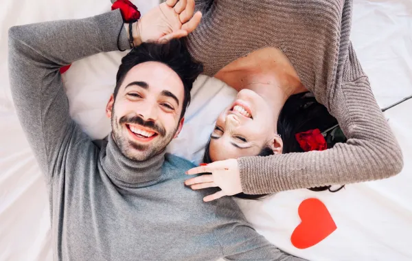 زوجان تبدو بينهما مودة ومشاعر جميلة 
