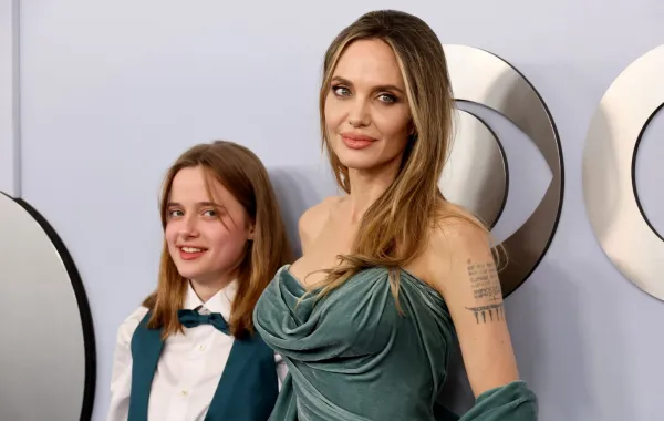 فيفيان جولي بيت Vivienne Jolie-Pitt وأنجلينا جولي Angelina Jolie في حفل توزيع جوائز توني 2024. مصدر الصورة: Dia Dipasupil/Getty Images/AFP