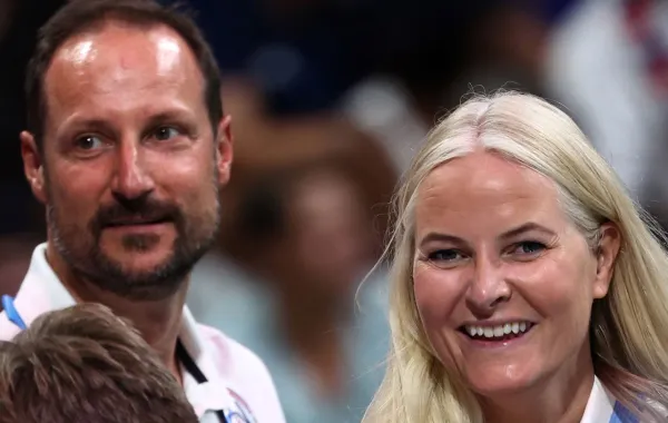 الأمير هاكون Crown Prince Haakon والأميرة ميت ماريت Crown Princess Mette-Marit في دورة الألعاب الأوليمبية بفرنسا 2024. مصدر الصورة: SAMEER AL-DOUMY / AFP