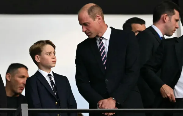 الأمير ويليام والأمير جورج في الملعب الأولمبي في برلين (Prince William and Prince George at the Olympiastadion in Berlin). مصدر الصورة: INA FASSBENDER / AFP