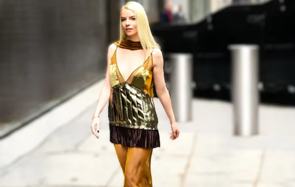 أنيا تايلور جوي Anya Taylor Joy ترتدي من فيراغامو Ferragamo -الصورة من العلاقات العامة