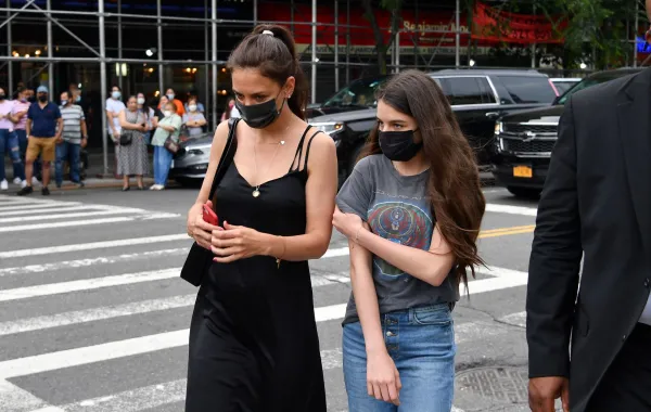كاتي هولمز وابنتها سوري في مدينة نيويورك (Katie Holmes and daughter Suri in New York City). مصدر الصورة: Angela Weiss / AFP