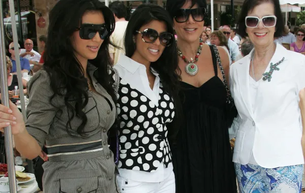 كيم كارداشيان، وكورتني، وكريس، وماري جو كامبل، في مونت كارلو، إمارة موناكو (Kim Kardashian, Kourtney, Kris and Mary Jo Campbell, in Monte Carlo, Principality of Monaco). مصدر الصورة: Toni Anne Barson Archive/WireImage