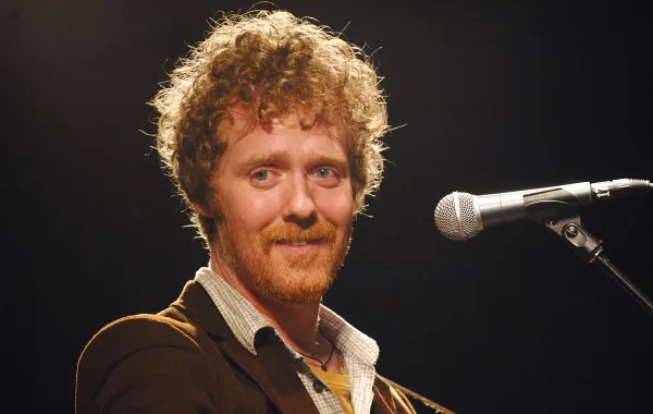 الممثل والموسيقي الأيرلندي جلين هانسارد (Glen Hansard)- Photo by Brad Barket / Getty Images North America / Getty Images via AFP