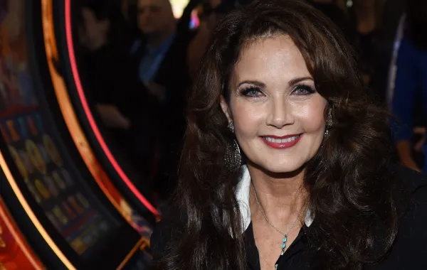 النجمة الأمريكية ليندا كارتر (Lynda Carter)، صاحبة شخصية "المرأة الخارقة" - Photo by ETHAN MILLER / GETTY IMAGES NORTH AMERICA / GETTY IMAGES VIA AFP